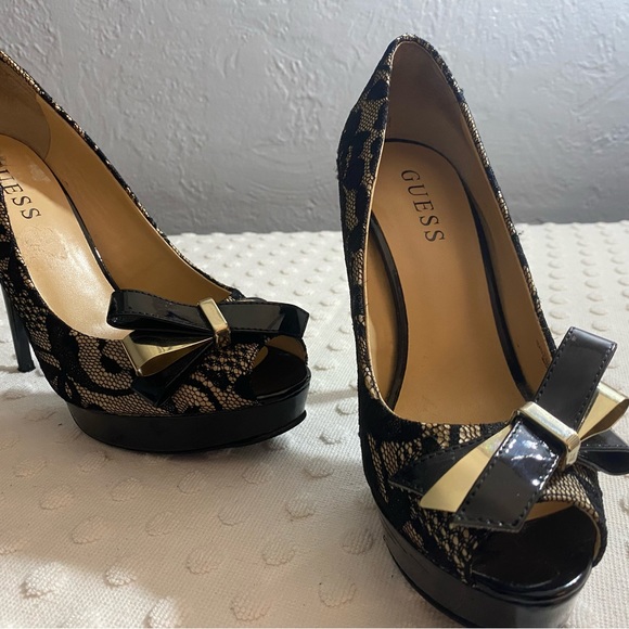 Guess lace peep toe pumps with a metal bow on the toe - Picture 12 of 16